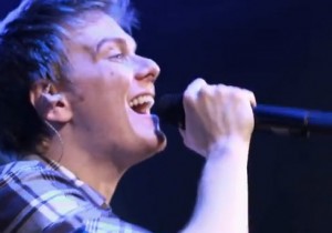 Michel Telò che canta il suo tormentone "Ai se eu te pego" durante un concerto.