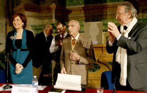 Gillo Dorfles, al centro, mostra la pergamena della laurea honoris causa