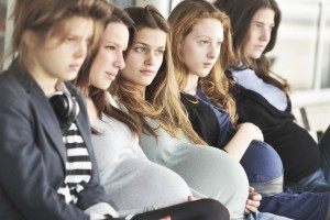 adolescenti in lotta contro la preponderanza di sovrastrutture sociali e morali