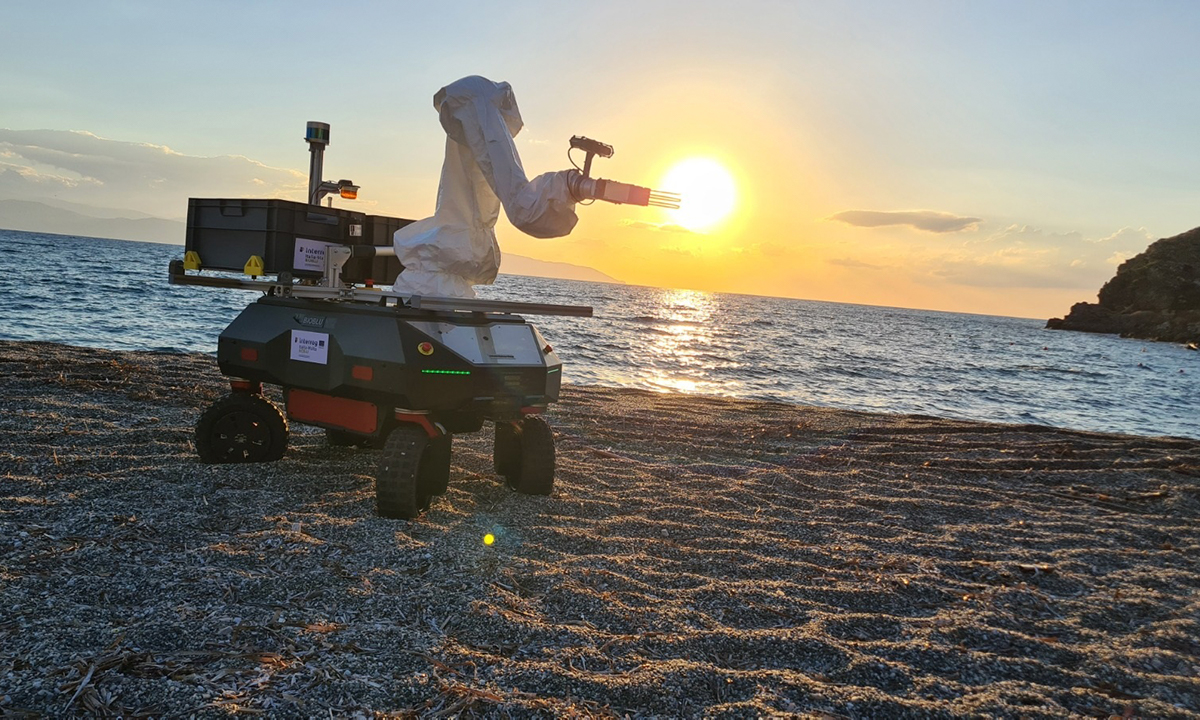 Robot che raccoglie e differenzia rifiuti sulle spiagge