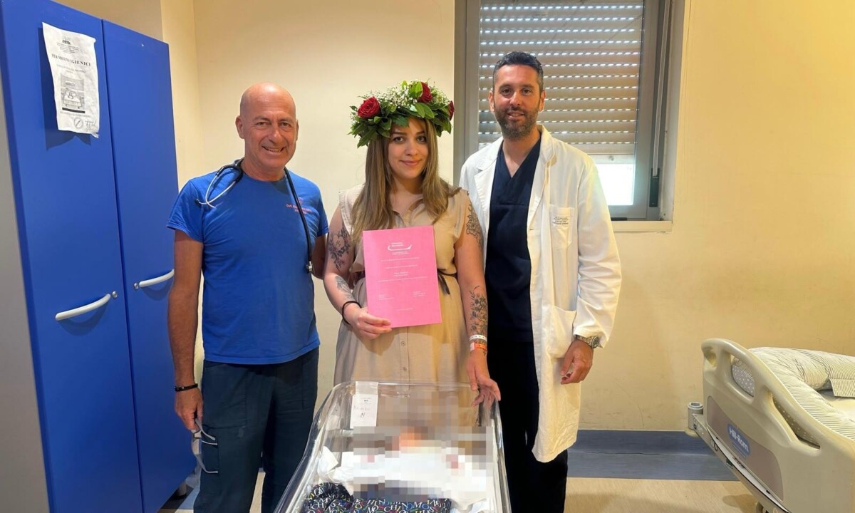 Una mamma si laurea in ospedale dopo il parto al Policlinico di Messina
